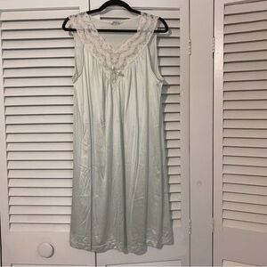 Vanity Fair Size Medium 80s Light Green Lace Dainty Modest Mini Night Gown